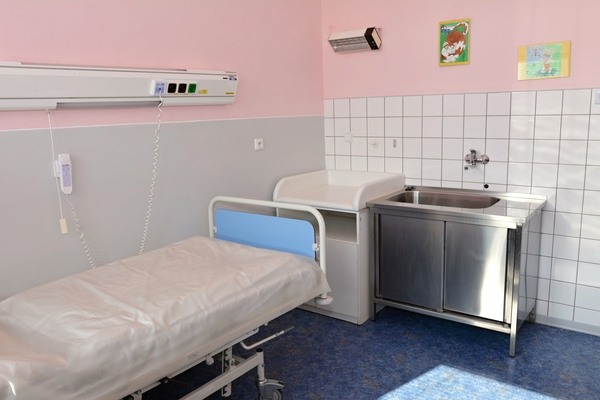 Součástí pokoje pro matky s dětmi je také přebalovací pult a koupací vanička