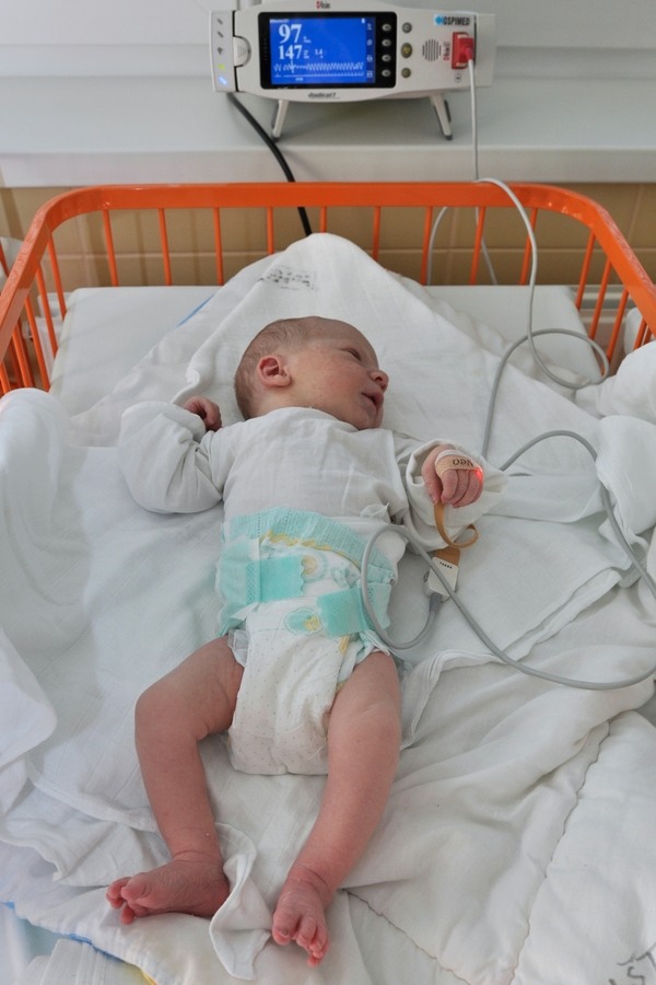 Vyšetření k vyloučení kritických vrozených srdečních vad pomocí měření okysličení krve
