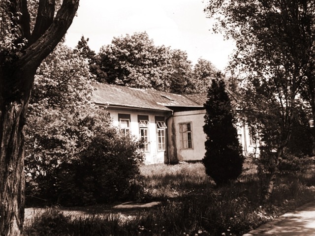 Takzvaný „kameňák“ budova ortopedického oddělení. V době vzniku zdravotní stanice byla tato budova pomocným chirurgickým pavilonem. Činnost samostatného ortopedického oddělení byla v Uherském Hradišti zahájena v roce 1947.  